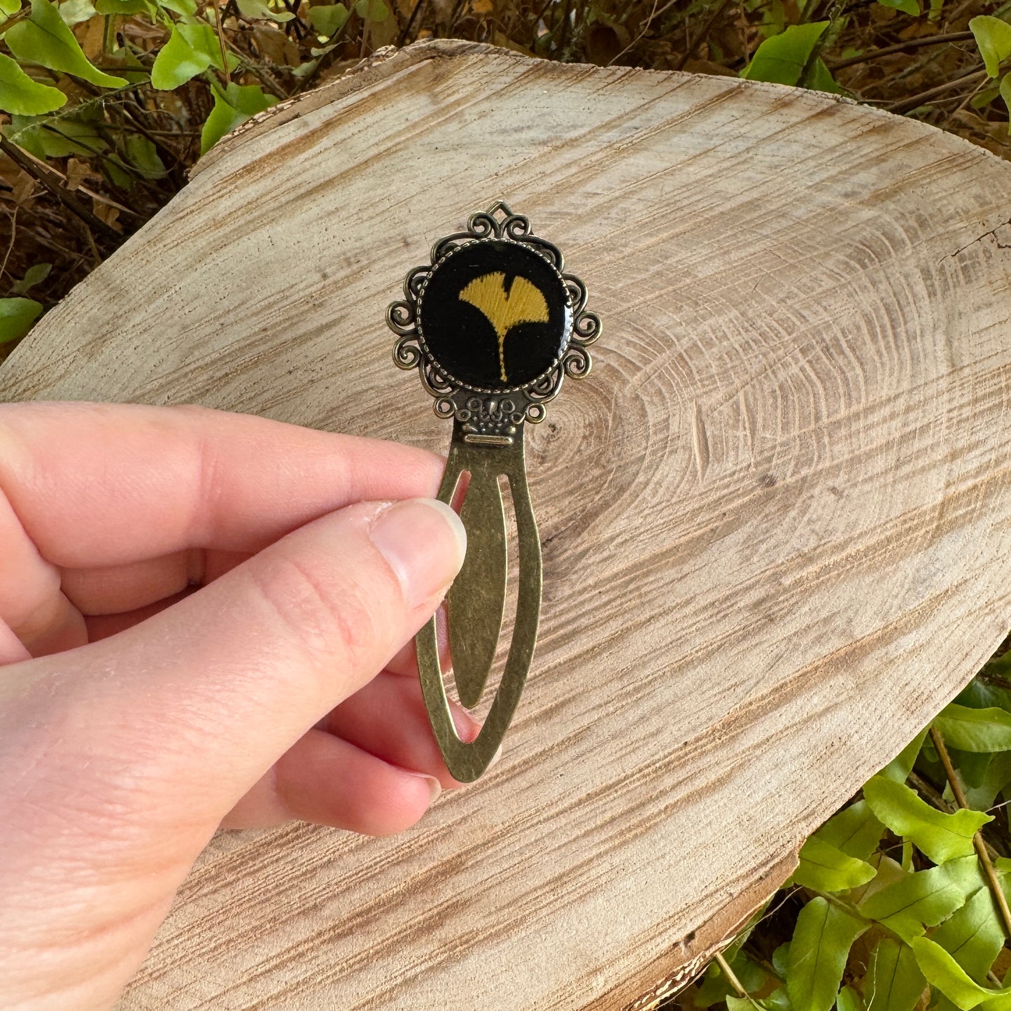 Ginkgo leaf bookmark in resin and bronze with nature-inspired design