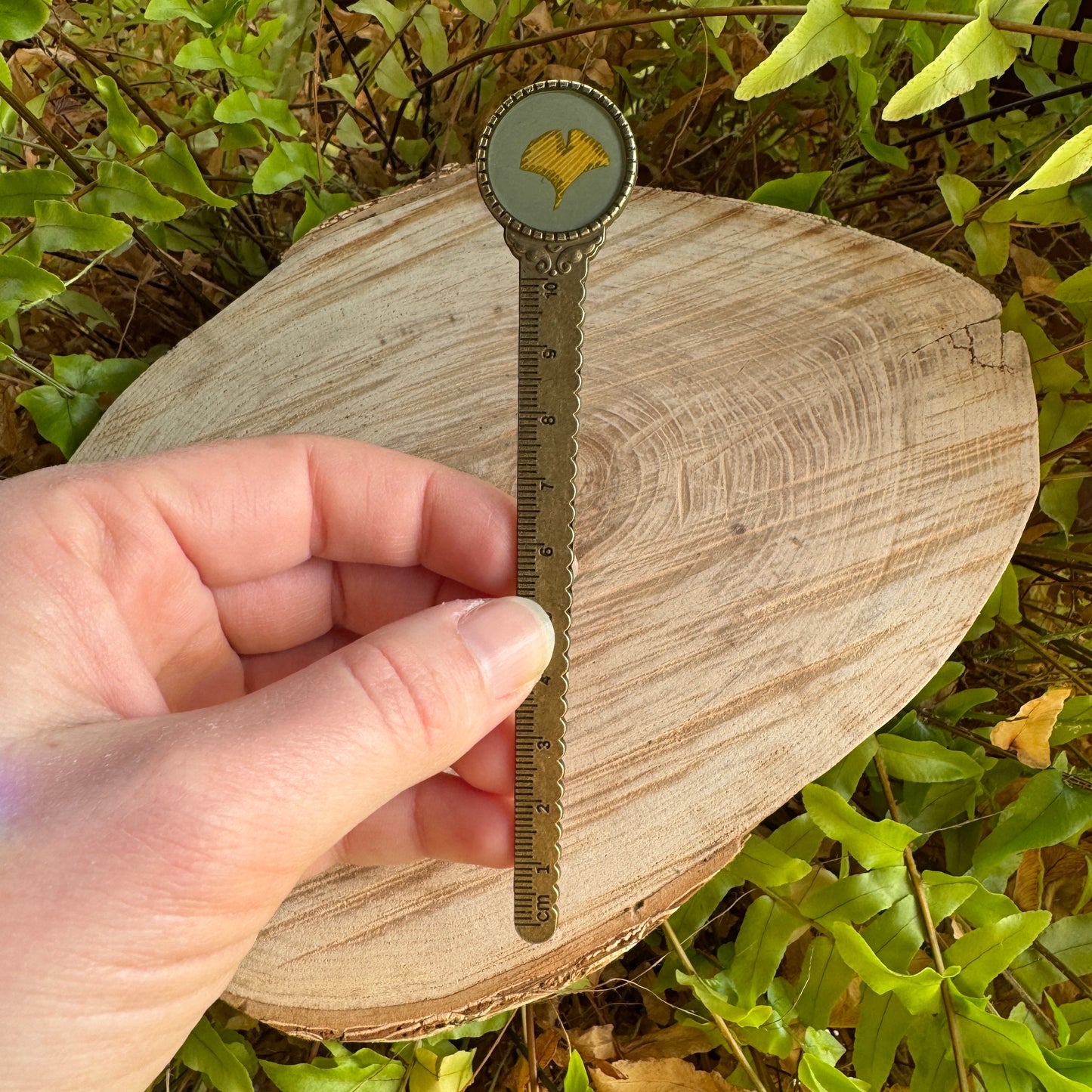Ginkgo leaf bookmark in resin and bronze with nature-inspired design